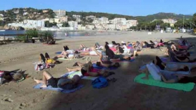 Amplien les sessions de ioga gratuït a la platja de Sant Feliu arran del seu èxit