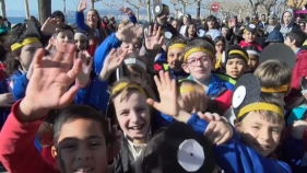 Centenars de nens i nenes desfilen a la rua infantil de Palamós