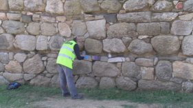 Comença la reparació dels elements patrimonials pintats al Poblat Ibèric de Castell
