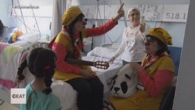 CONNECTICAT - Tirita Clown reparteixen somriures a l'Hospital de Palamós