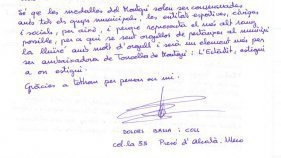 Dolors Bassa agraeix personalment a l'alcalde de Torroella la Medalla del Montgrí
