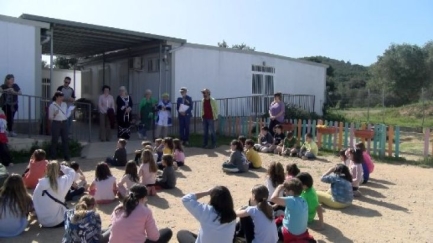Famílies de l'escola Vall-llobrega protesten pel retard del nou edifici