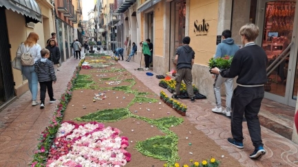 Les catifes de flors i el concurs: els dos grans atractius del Guíxols Flors 2023