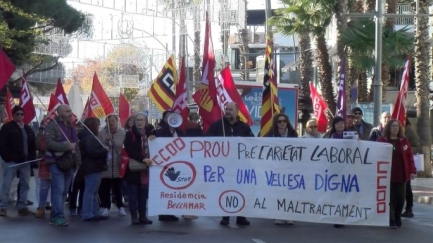 Més de 30 persones es manifesten en contra de la residència Bellamar de Platja d'Aro
