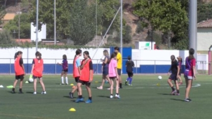 Se celebra una master class amb el nou campus de futbol femení a l'Estartit