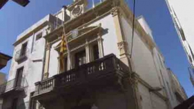 Set ajuntaments de la comarca hauran de despenjar pancartes i símbols dels edificis