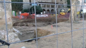Troballa de restes arqueològiques a la plaça del Monestir de Sant Feliu
