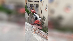 Un camió grua surt de la via i es precipita en un edifici a Palamós