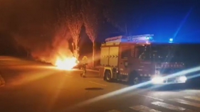 Un vehicle s'ha incendiat aquesta matinada a Castell d'Aro