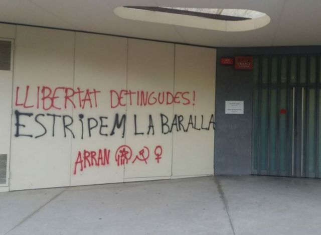 Arran pinta la façana dels Jutjats ganxons en suport als activistes detinguts a Madrid