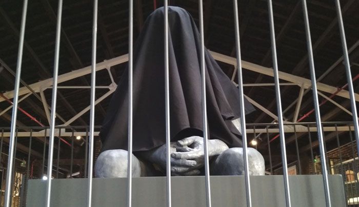 Tapen l'escultura 'Carlets Negre' del Terracotta per protestar contra la sentència