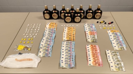 Els Mossos detenen dues persones que portaven 1.215 euros i 59 embolcalls de cocaïna