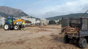 Torroella de Montgrí i l'Estartit activa un dispositiu especial per netejar les platges