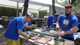 14 cuiners professionals cuinen un arròs solidari per 400 comensals per Viu Autisme