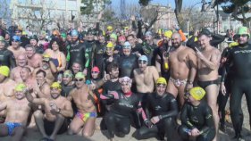 150 nedadors diuen 'No a la fred' a Sant Feliu