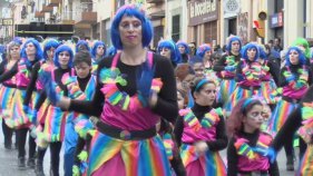 27 colles han desfilat a la Rua de Carnaval de la Bisbal d'Empordà