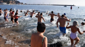 420 persones participen al Primer Bany de l'Any de Sant Feliu de Guíxols