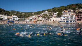 700 nedadors participen a la Marnaton Edreams Begur by Herooj