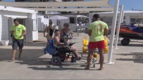 800 persones ja han passat pel servei de 'La platja a l'abast de tothom' de Sant Antoni