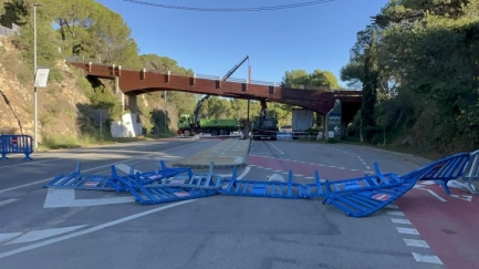 Accident al pont de fusta de Cala Gogó a Calonge per una grua