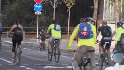 Ajuntaments i transportistes reclamen regular el turisme ciclista per seguretat