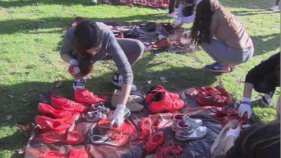 Alumnes de 4t d'ESO pinten sabates vermelles contra la violència masclista