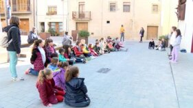 Alumnes de l'escola de Verges fan de guies turístics del seu poble