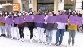 Alumnes dels instituts de Palamós participen en l'acte institucional del 8M