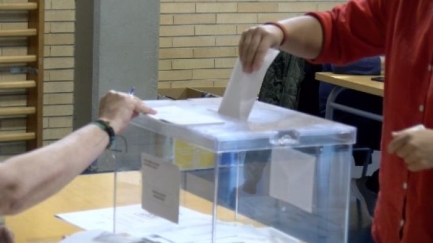 Ambient a Palamós a primera hora del matí a tots els cinc col·legis electorals