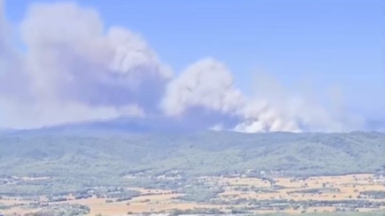 Amplien el confinament per l’incendi de la Bisbal d’Empordà
