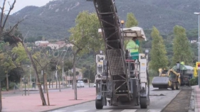 Asfalten diversos carrers de Sant Feliu