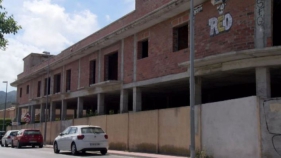 Avança la construcció d'una planta comercial al solar d'un històric edifici abandonat