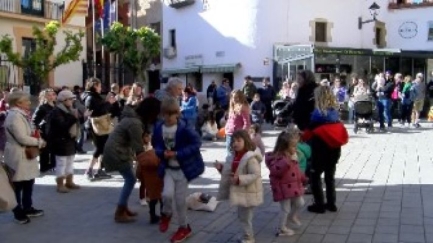 Begur celebra Sant Jordi amb roses, llibres i música