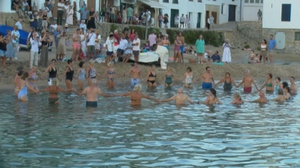 Calella acomiada l’estiu ballant sardanes dins del mar