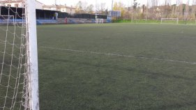 Canvien la gespa del camp de futbol annex a l'estadi de Palamós