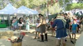 Centenars de persones visiten el Mercat Medieval de Castell d'Aro