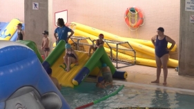Centenars d'infants participen en el Pinxo Aigua, el parc aquàtic de Nadal de Palafrugell