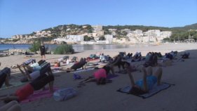 Classes de ioga a la platja de Sant Feliu