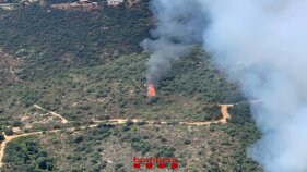 Confinats els veïns de dues urbanitzacions a Castell-Platja d'Aro a causa d'un incendi