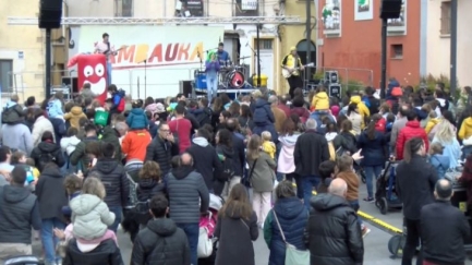 CONNEXIÓ - Les famílies gaudeixen amb l'espectacle d'AMBAUKA