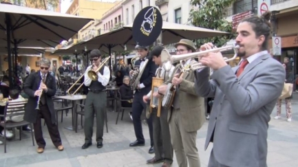 CONNEXIÓ - Swing Engine Street Sextet posen música als carrers de Palafrugell