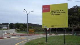 Construeixen una nova rotonda a la carretera de Torrent