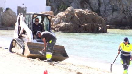 Continuen les obres de reparació de l’emissari submarí a la Platja de Castell