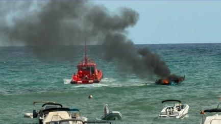 Crema i s’enfonsa una embarcació davant la platja de sa Riera, a Begur