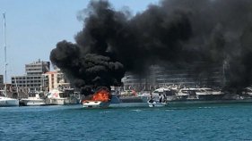 Crema una barca al port de l'Estartit
