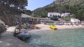 Cues de més de dues hores per accedir a la cala d’Aiguablava