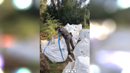 Denuncien un productor de plaques de guix per abocar-les en terreny forestal