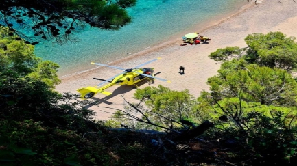 Desallotgen temporalment la platja del Golfet per permetre l'aterratge d'un helicòpter med