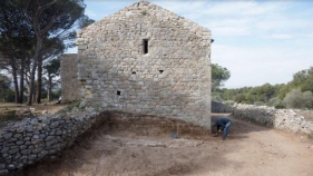 Descobreixen els fonaments de l’absis semicircular d'una ermita romànica al Montgrí