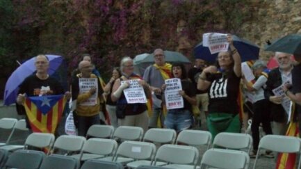 Desenes de persones es manifesten a Calonge contra el concert de l’exèrcit